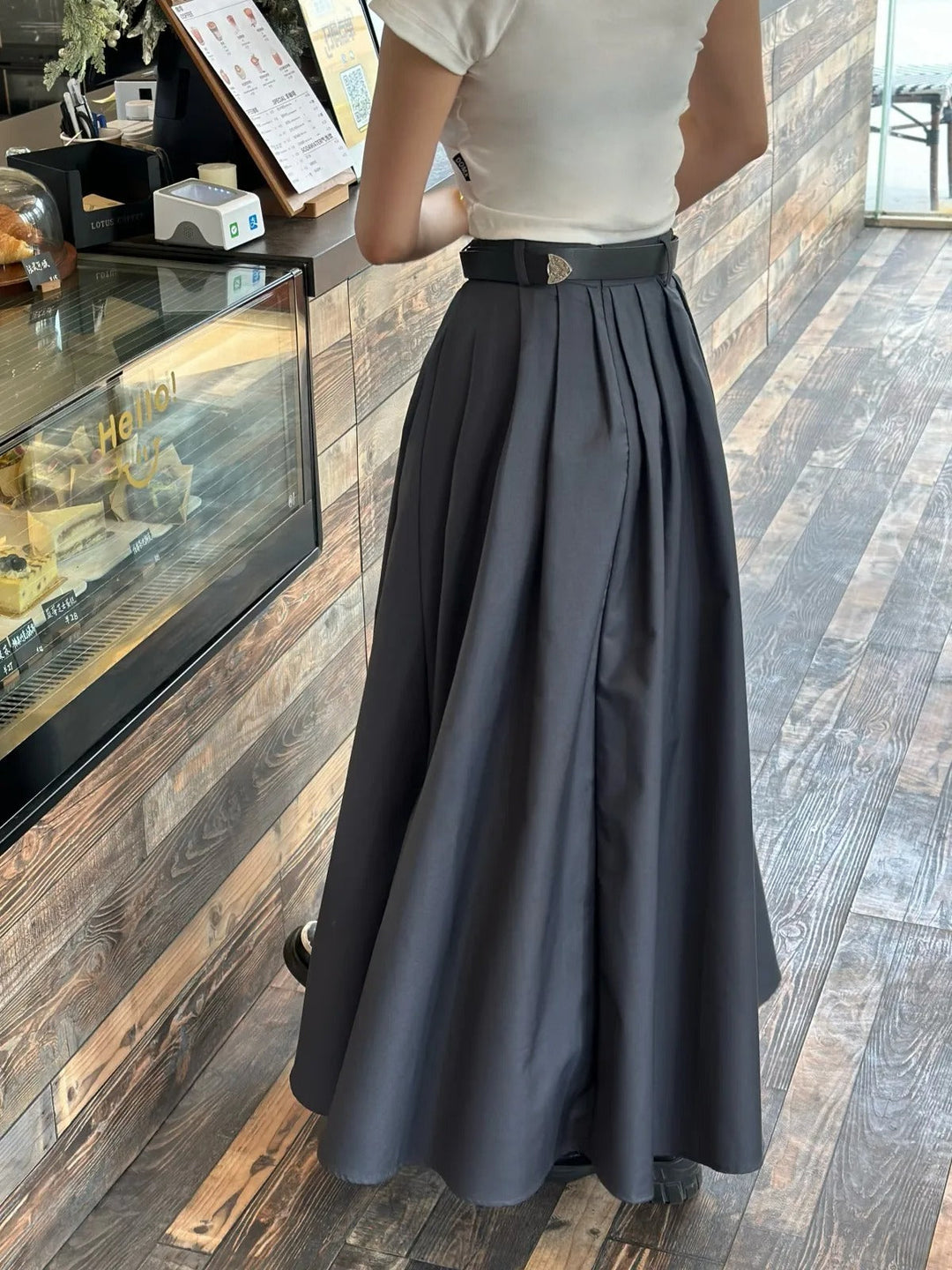Jupe plissée à taille haute, élégante et féminine, parfaite pour un look sophistiqué et polyvalent.
