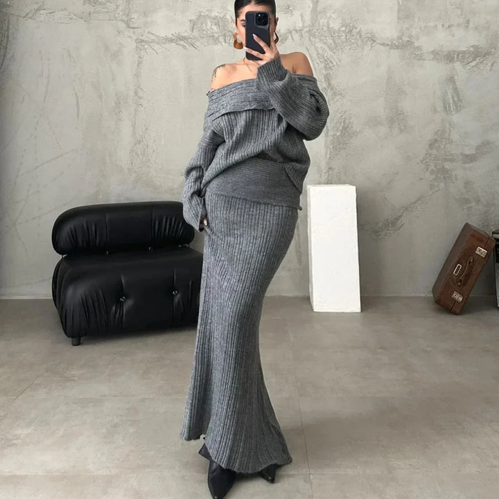 Ensemble élégant composé d'un pull à épaulettes et d'une jupe en maille près du corps, parfait pour un look sophistiqué et féminin.