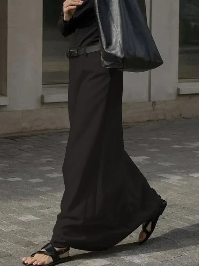 Élégante jupe à coupe en H au design simple et raffiné, parfaite pour un look classique et sophistiqué