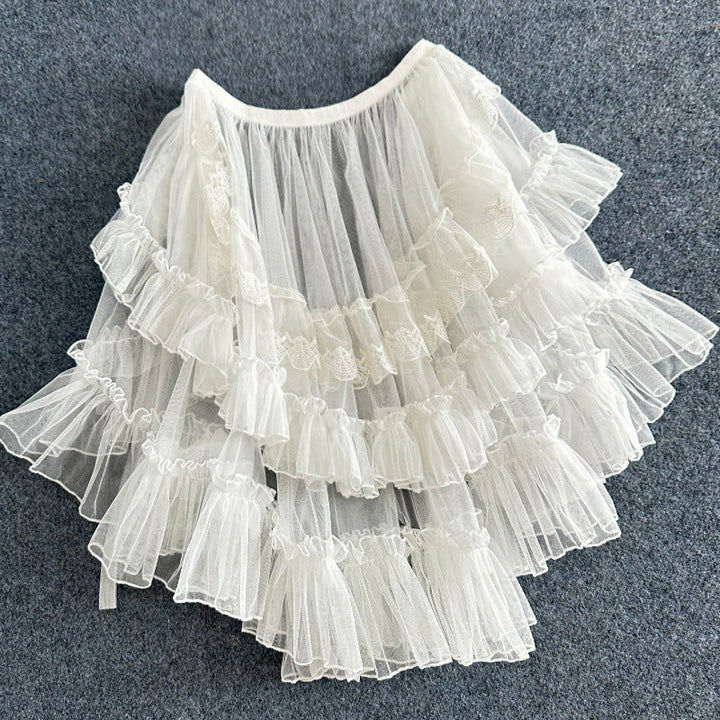 Jupe double couche élégante et romantique avec volants en dentelle de filet, parfaite pour un look sophistiqué et féminin.
