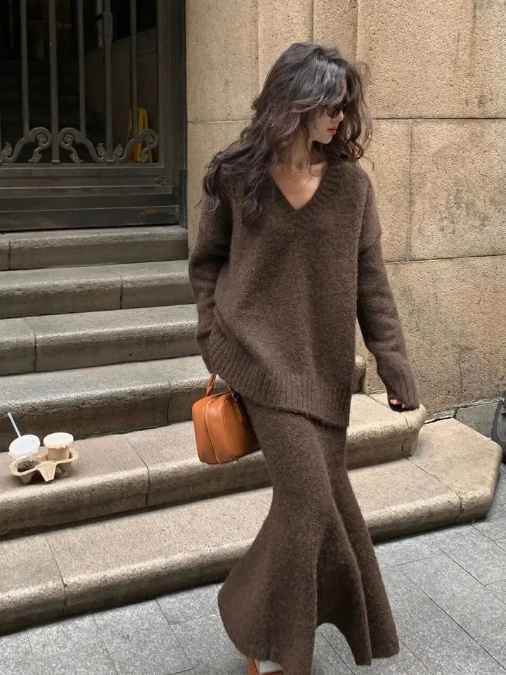 Tailleur tricoté pour femmes avec col en V et jupe assortie, élégant et polyvalent pour un look féminin et contemporain