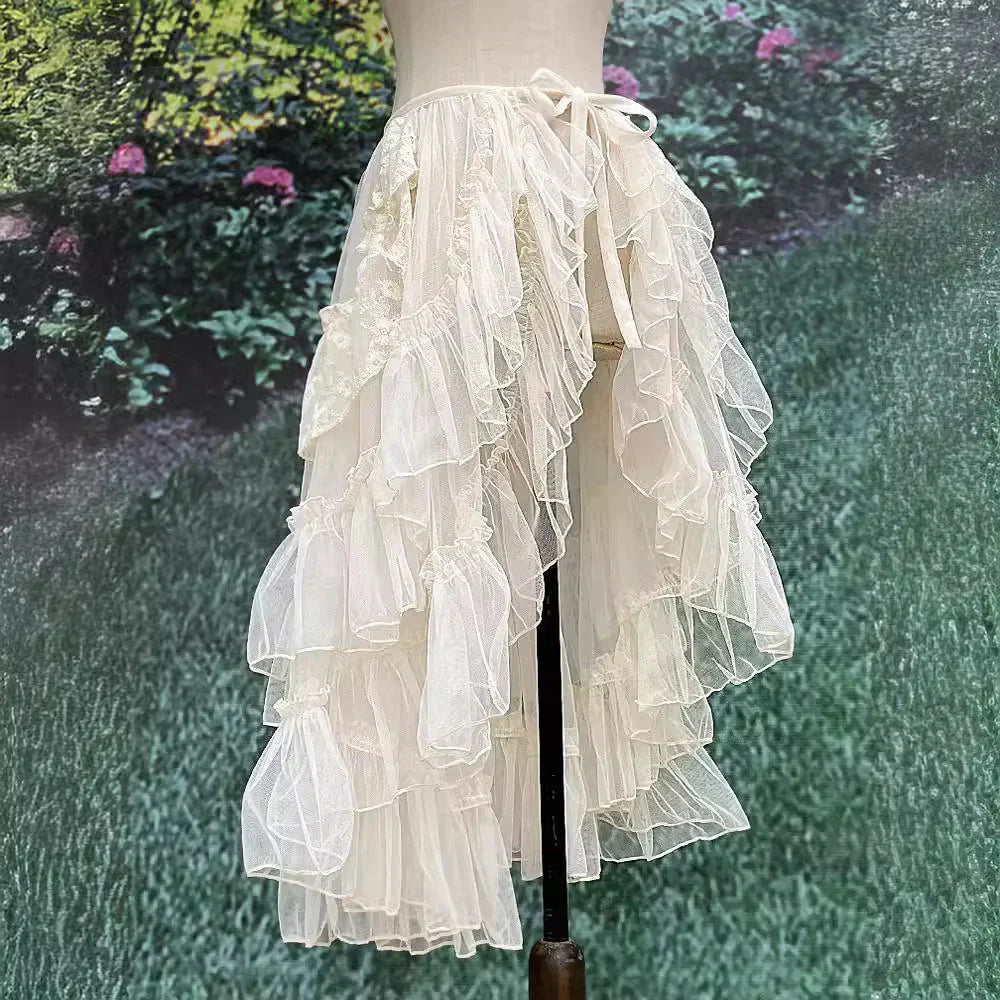 Jupe double couche élégante et romantique avec volants en dentelle de filet, parfaite pour un look sophistiqué et féminin.
