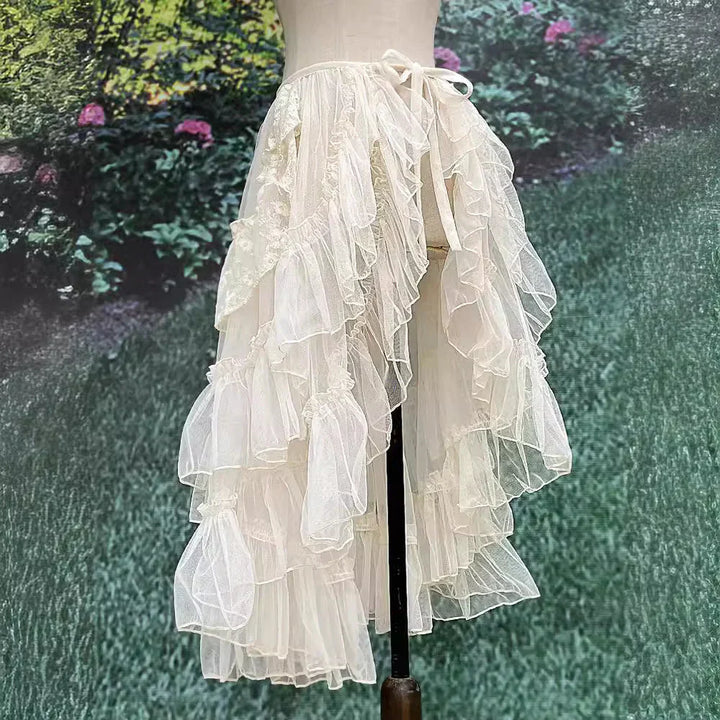 Jupe double couche élégante et romantique avec volants en dentelle de filet, parfaite pour un look sophistiqué et féminin.