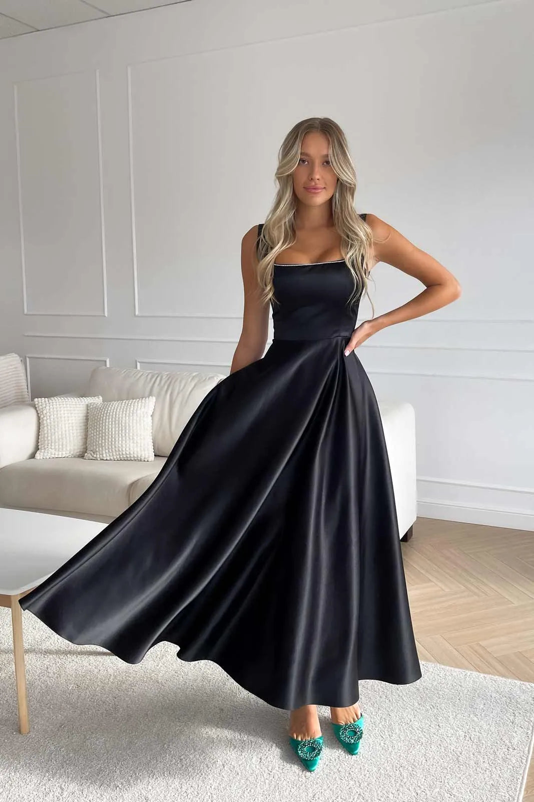 Anna - Robe sans manches à encolure carrée