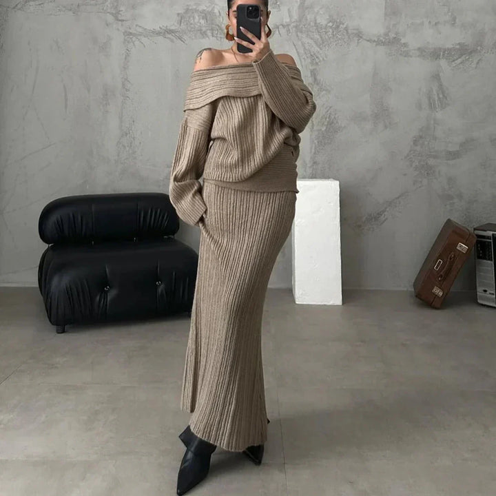 Ensemble élégant composé d'un pull à épaulettes et d'une jupe en maille près du corps, parfait pour un look sophistiqué et féminin.