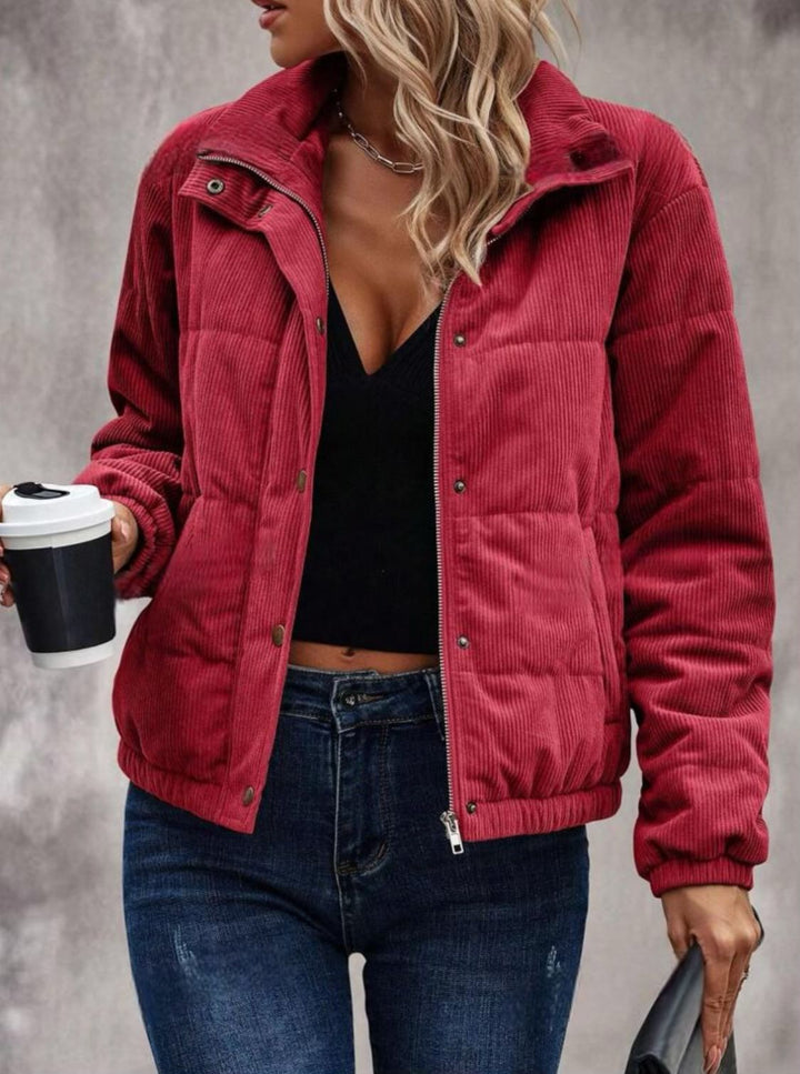 Veste courte matelassée à col roulé pour femmes avec texture côtelée - Svala