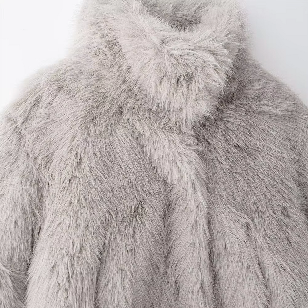 Manteau court pour femme en élégante fourrure synthétique végétalienne - Yuliana