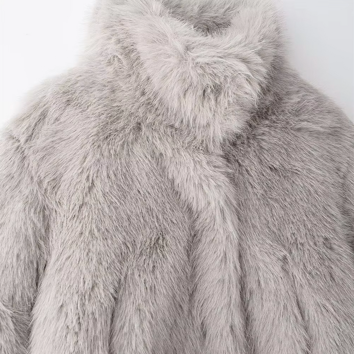 Manteau court pour femme en élégante fourrure synthétique végétalienne - Yuliana