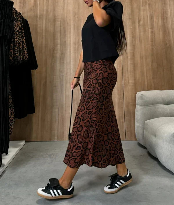 Jupe minceur à taille haute avec un imprimé animalier chic et audacieux, parfaite pour un look audacieux et à la mode.