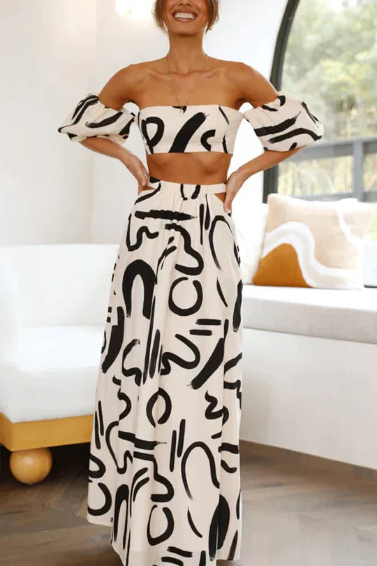 Ensemble assorti composé d'un top imprimé à épaules découvertes et d'une jupe longue avec découpes et poches, parfait pour un look d'été cool et à la mode.