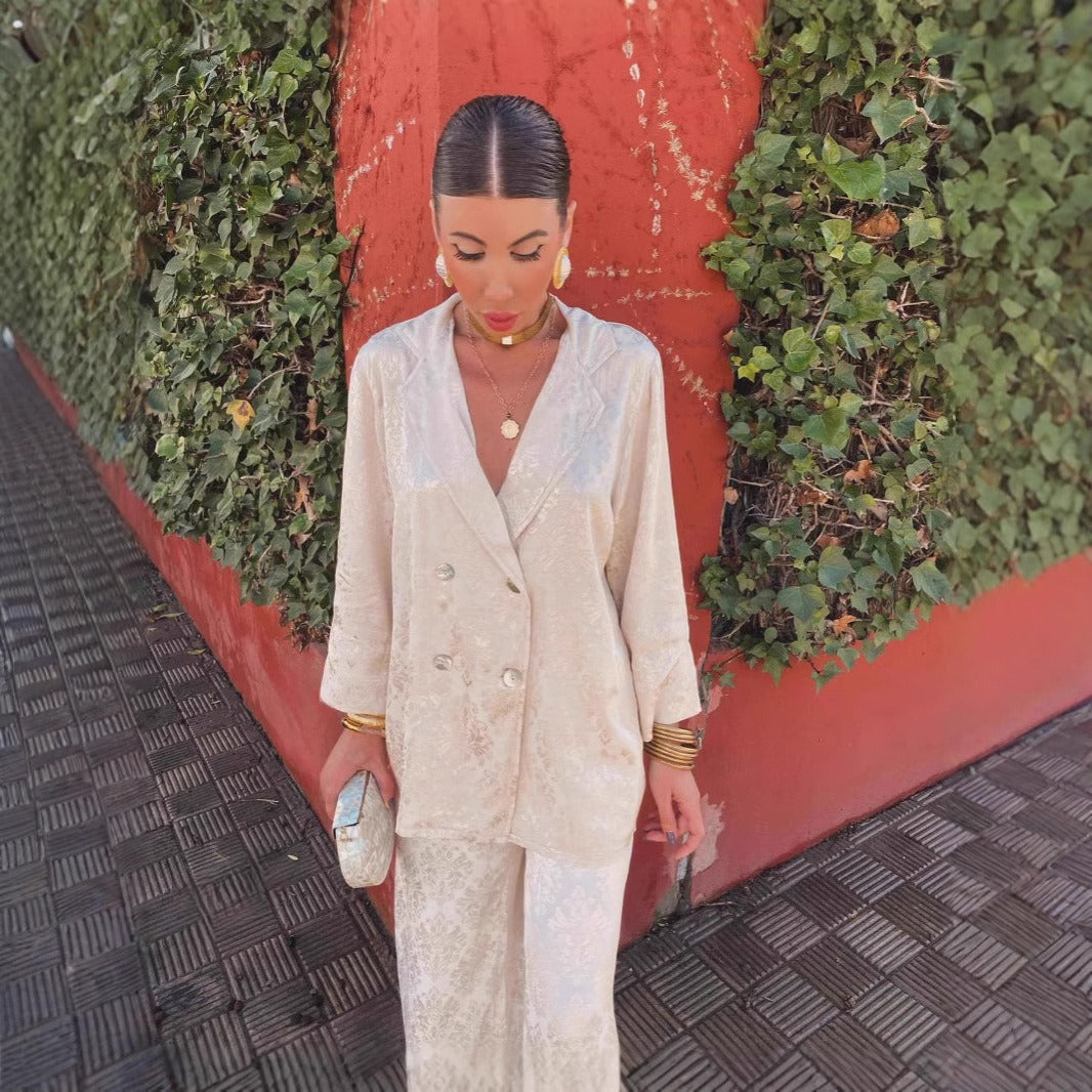 Ensemble blazer et pantalon pour femme avec un élégant imprimé floral rouge - Venera