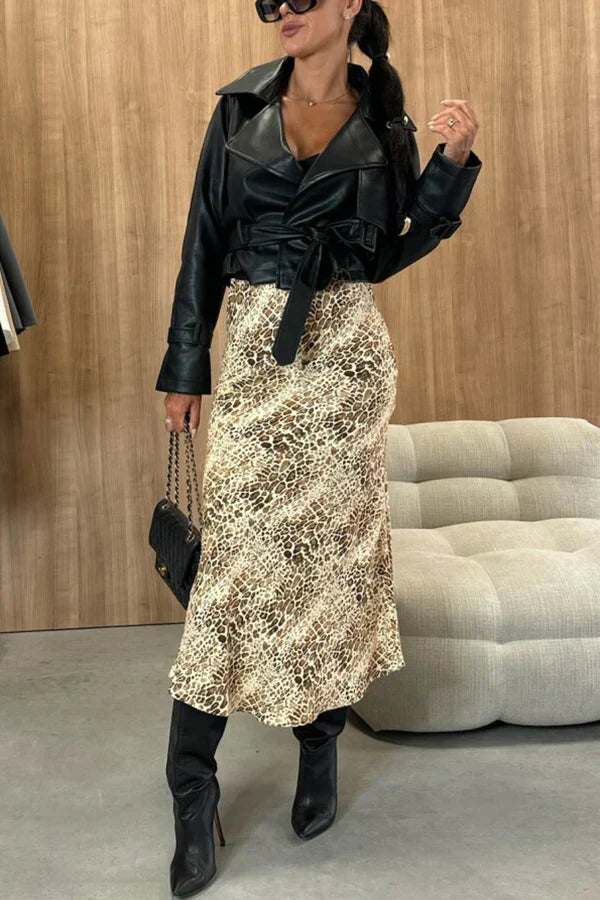 Jupe minceur à taille haute avec un imprimé animalier chic et audacieux, parfaite pour un look audacieux et à la mode.
