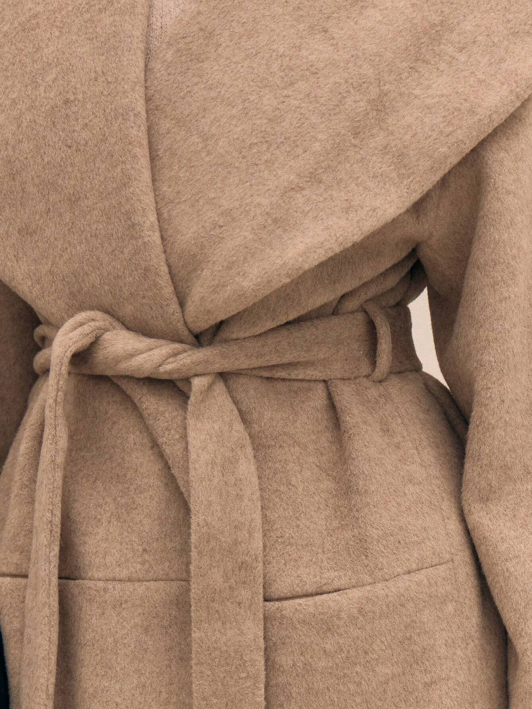 Élégant manteau ceinturé mi-long à col large - Liz