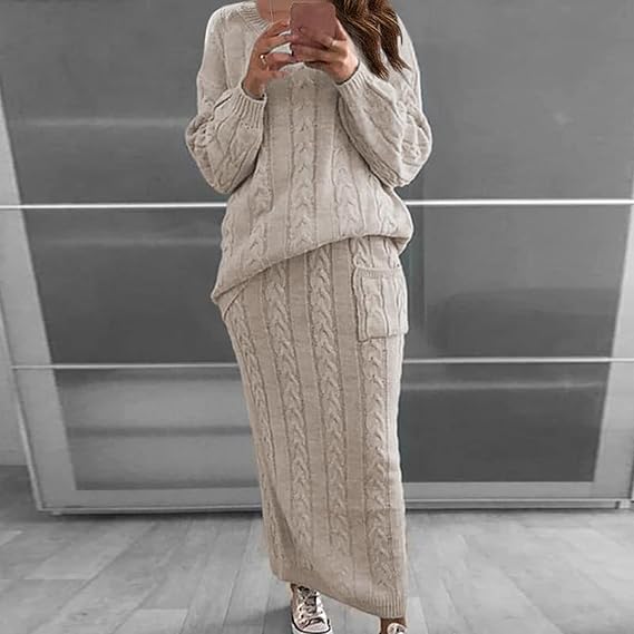 Ensemble d'hiver composé d'un pull et d'une jupe en maille, chauds et confortables, idéaux pour un look douillet et à la mode les jours de grand froid.