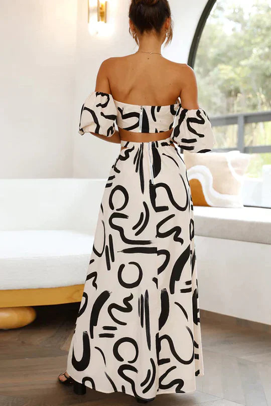 Ensemble assorti composé d'un top imprimé à épaules découvertes et d'une jupe longue avec découpes et poches, parfait pour un look d'été cool et à la mode.