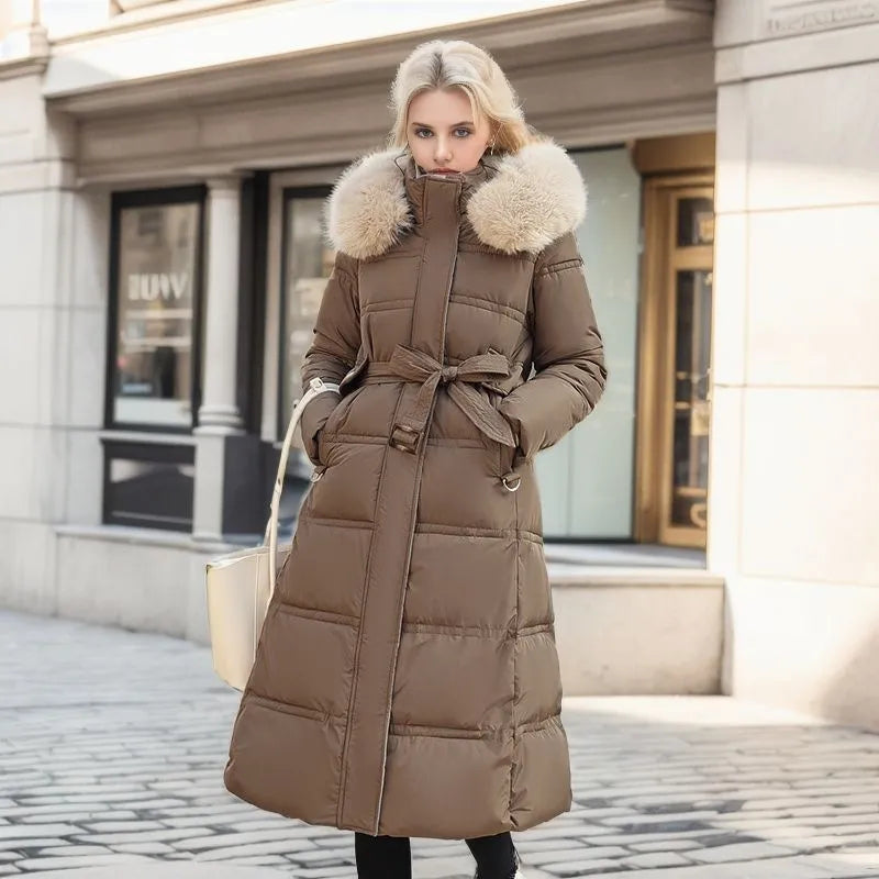 Bonnie - Manteau d'hiver long avec capuche en fourrure et ceinture pour femme