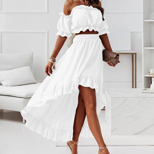 Jupe et top élégants avec volants et épaules dénudées, parfaits pour un look féminin et sophistiqué, idéal pour les occasions spéciales.