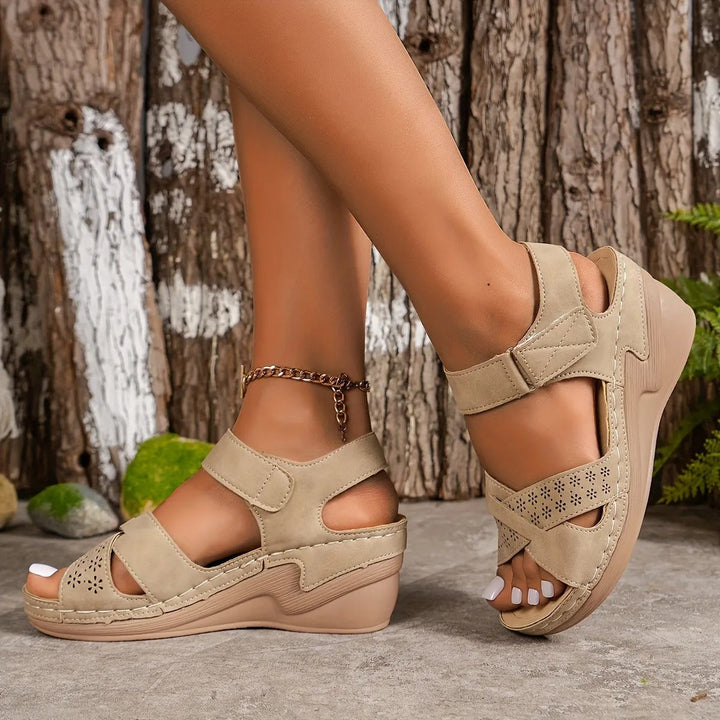 Sandales pour femmes avec plateforme et fermeture velcro style ajouré - Alicia