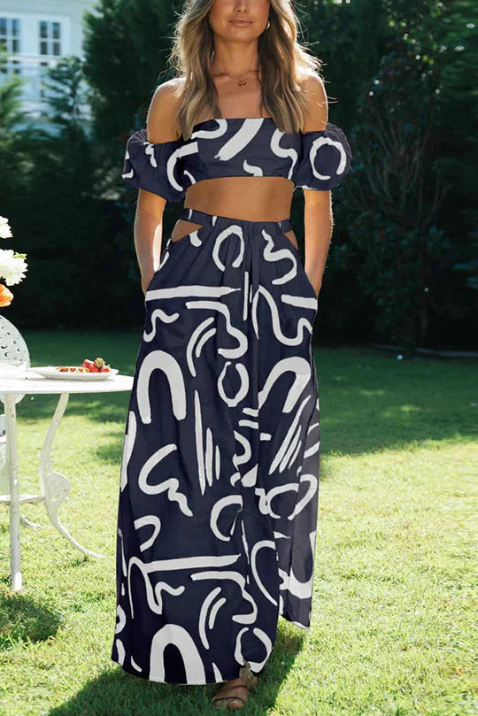 Ensemble assorti composé d'un top imprimé à épaules découvertes et d'une jupe longue avec découpes et poches, parfait pour un look d'été cool et à la mode.