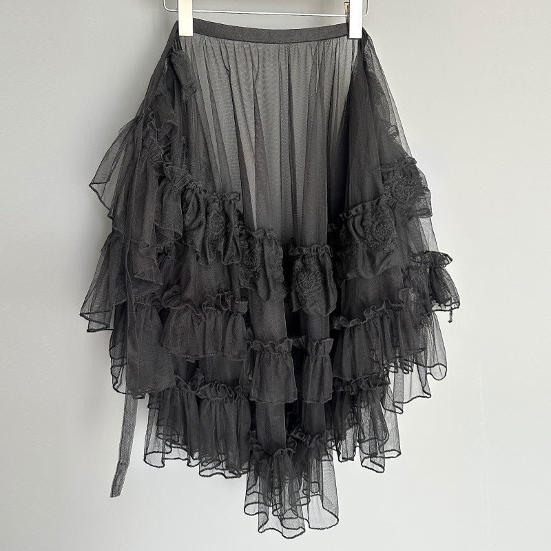 Jupe double couche élégante et romantique avec volants en dentelle de filet, parfaite pour un look sophistiqué et féminin.