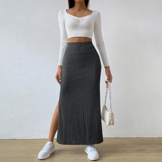 Jupe en maille avec fente latérale confortable et raffinée, idéale pour un look décontracté et moderne