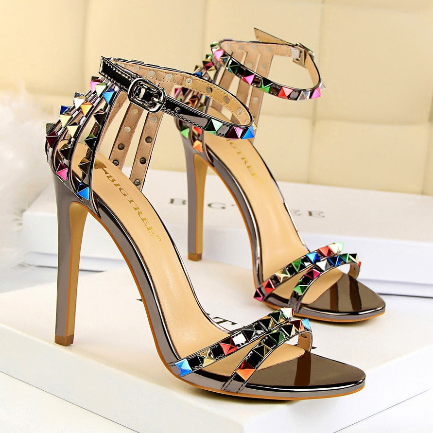 Sandales à talons de style romain pour femmes avec applications métalliques - Valeria