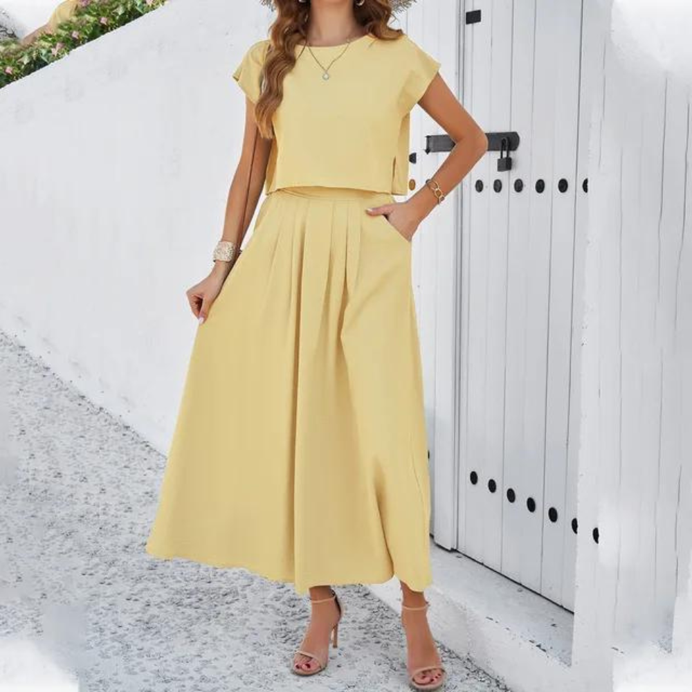 Ensemble élégant composé d'un top et d'une jupe longue et fluide, parfait pour un look raffiné et moderne, idéal pour les soirées spéciales.