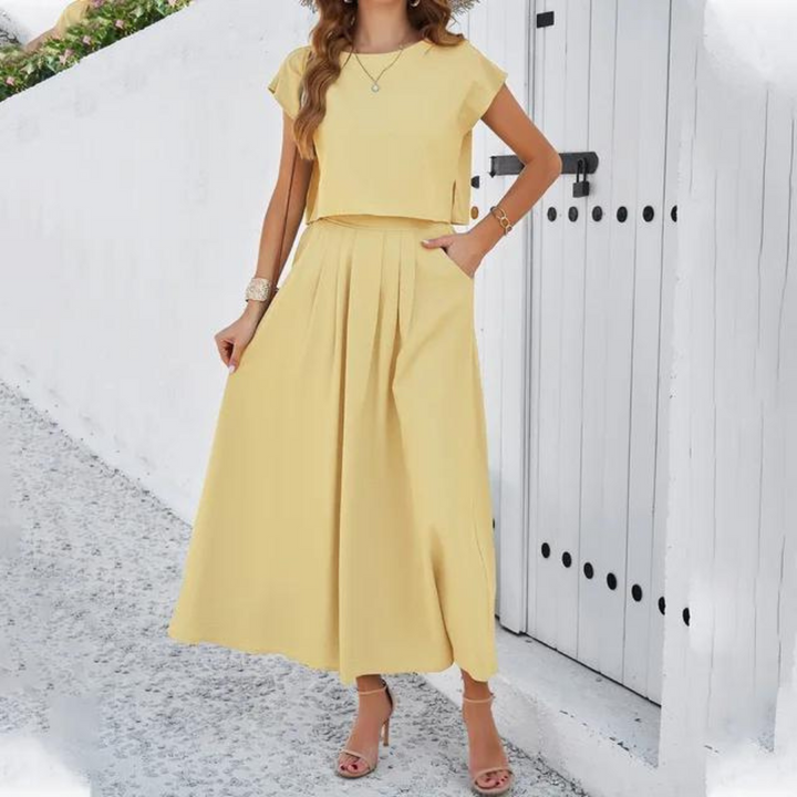 Ensemble élégant composé d'un top et d'une jupe longue et fluide, parfait pour un look raffiné et moderne, idéal pour les soirées spéciales.
