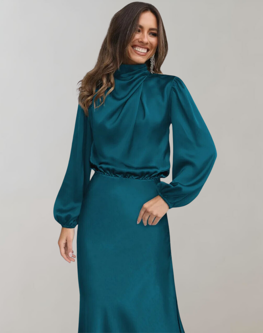 Robe féminine en satin à manches longues et col montant - Eleonora
