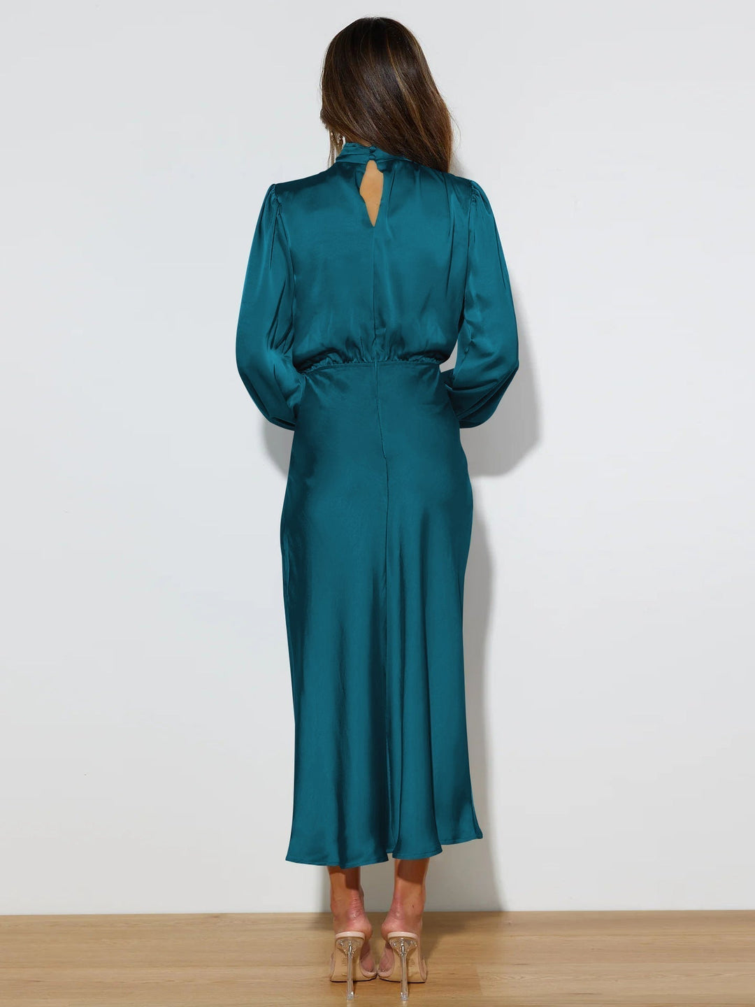 Robe féminine en satin à manches longues et col montant - Eleonora