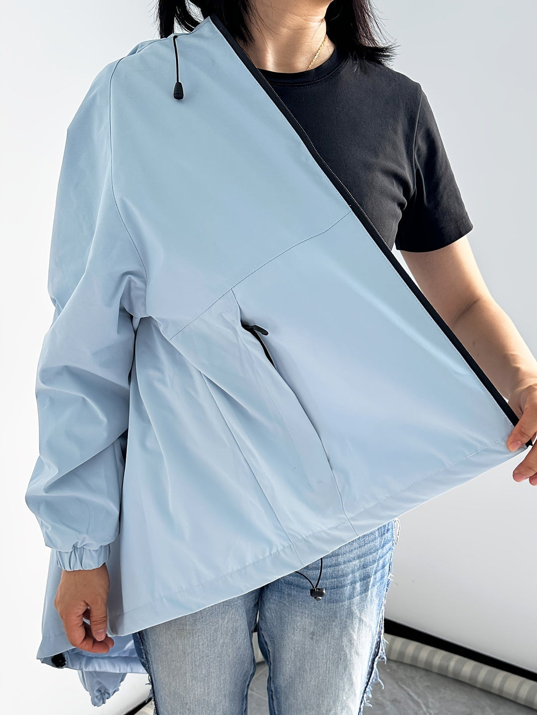 Veste imperméable légère avec capuche pour femmes - Liv