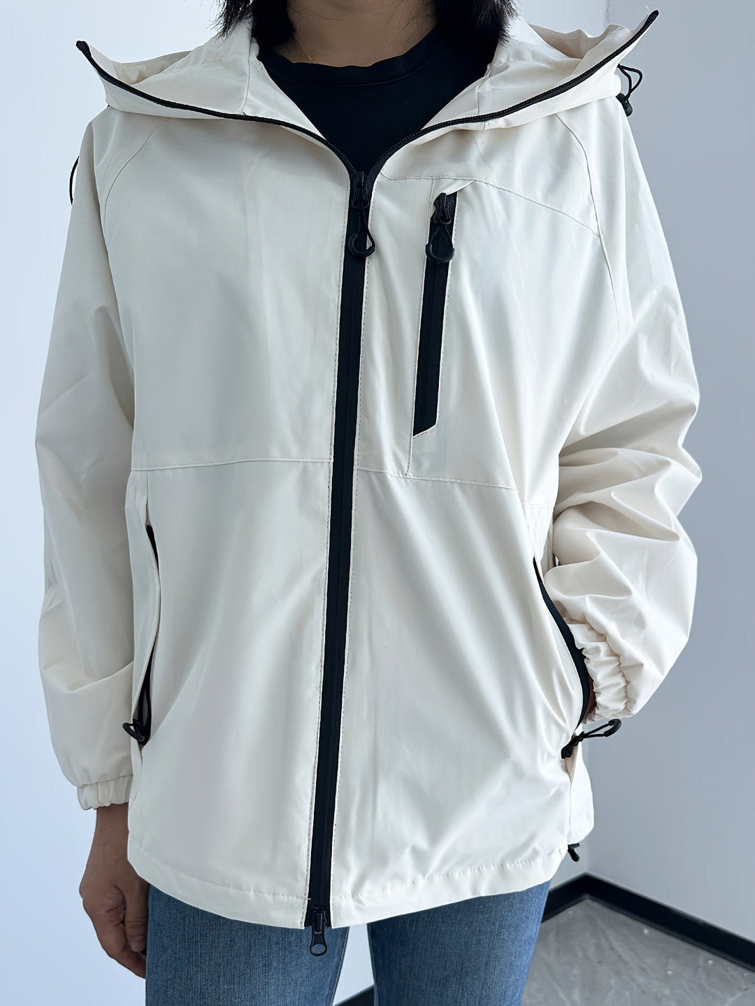 Veste imperméable légère avec capuche pour femmes - Liv