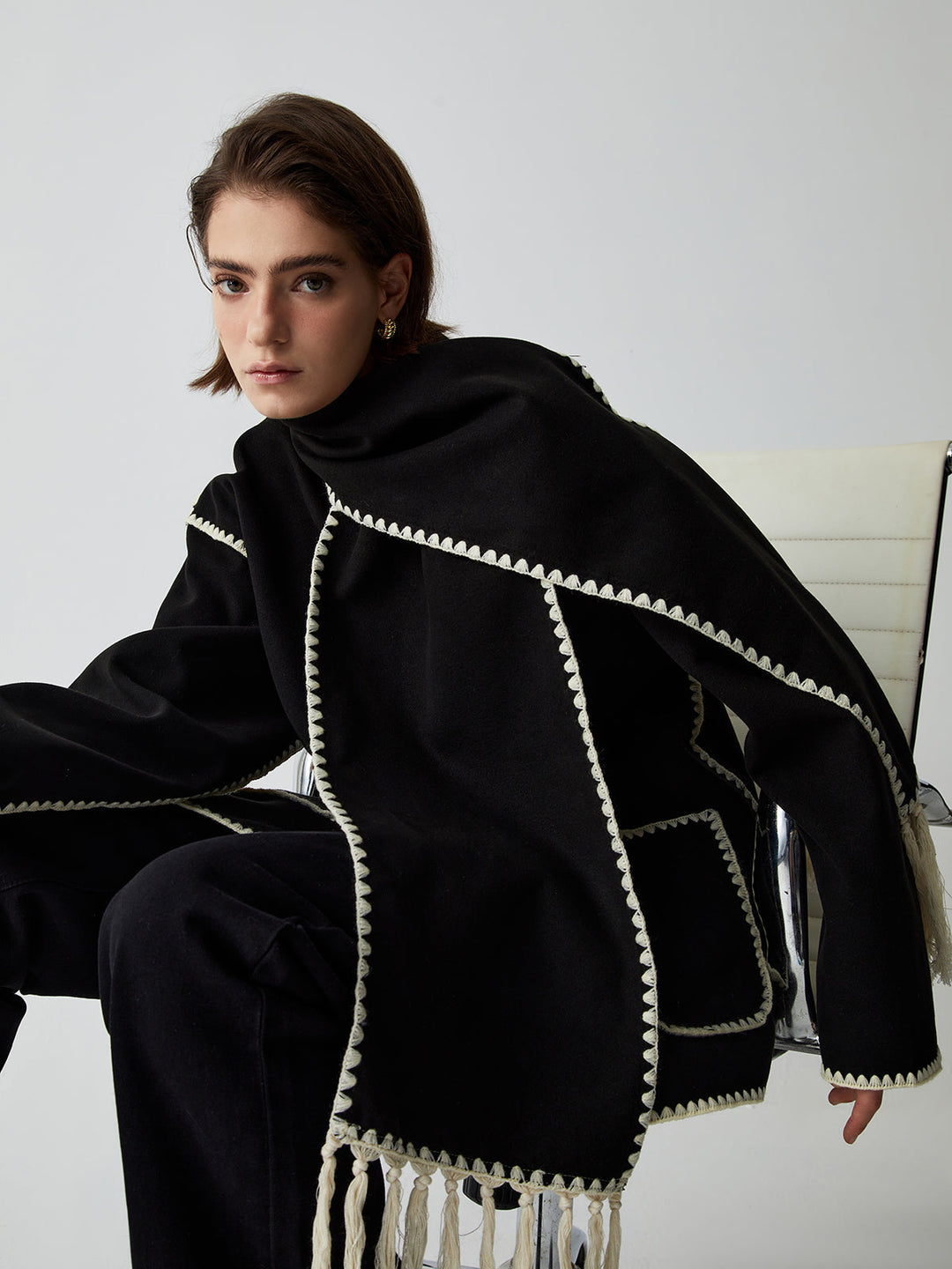 Veste pour femmes avec passepoils contrastés et écharpe élégante - Alesha