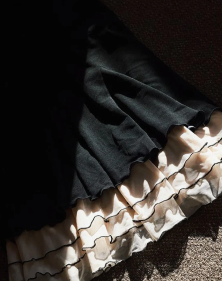 Holly - Longue robe noire ajustée avec bretelles