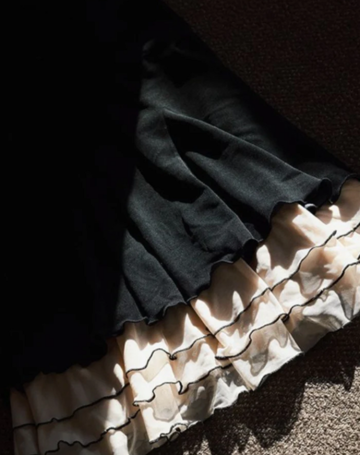 Holly - Longue robe noire ajustée avec bretelles