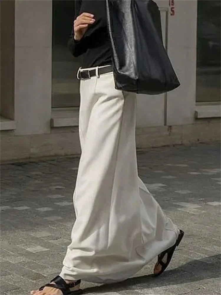 Élégante jupe à coupe en H au design simple et raffiné, parfaite pour un look classique et sophistiqué