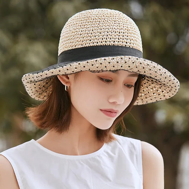 Chapeau d'été à pois avec broderie ajourée pour le chic