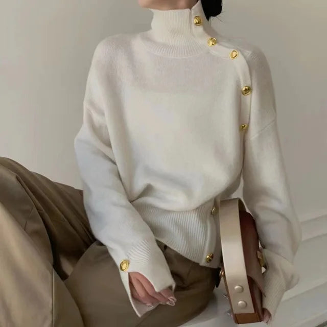 Joena - Pull à col roulé avec détail de boutons asymétriques