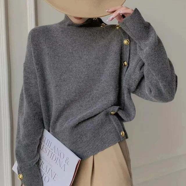 Joena - Pull à col roulé avec détail de boutons asymétriques