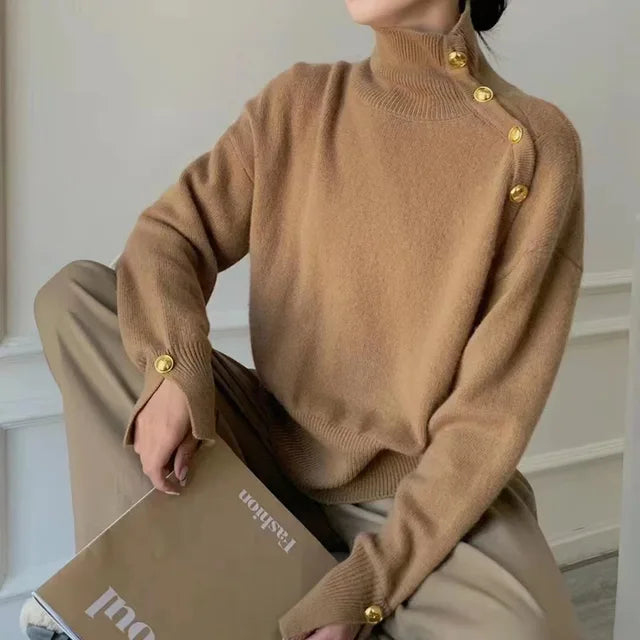 Joena - Pull à col roulé avec détail de boutons asymétriques