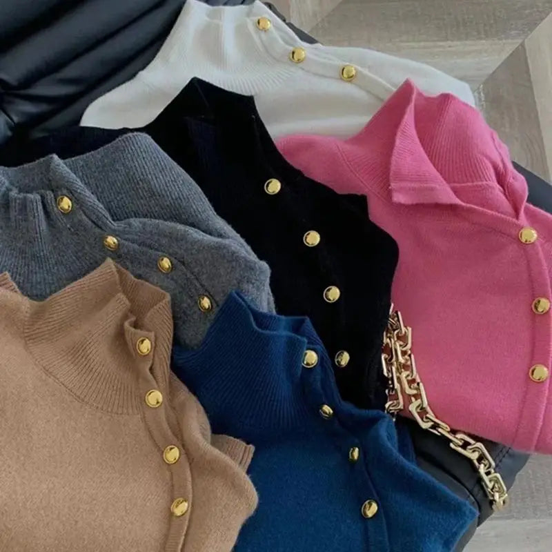 Joena - Pull à col roulé avec détail de boutons asymétriques