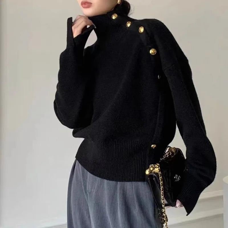 Joena - Pull à col roulé avec détail de boutons asymétriques