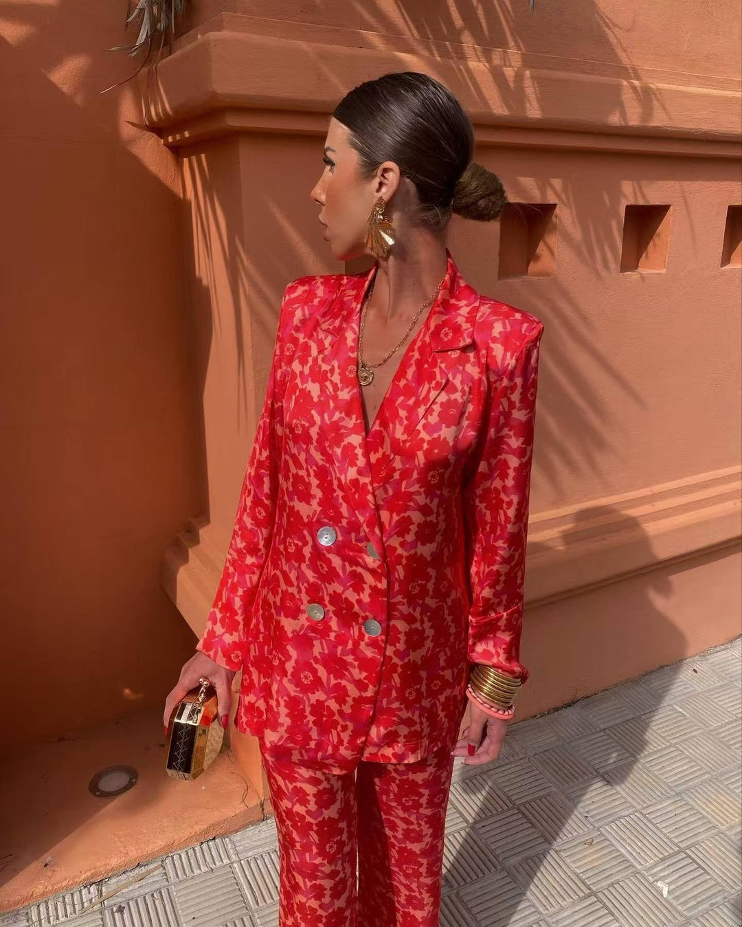 Ensemble blazer et pantalon pour femme avec un élégant imprimé floral rouge - Venera