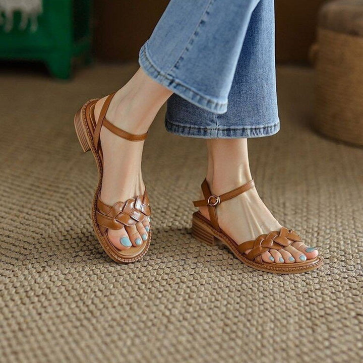 Sandales plates tressées à bout ouvert pour femmes, couleur camel - Yelina
