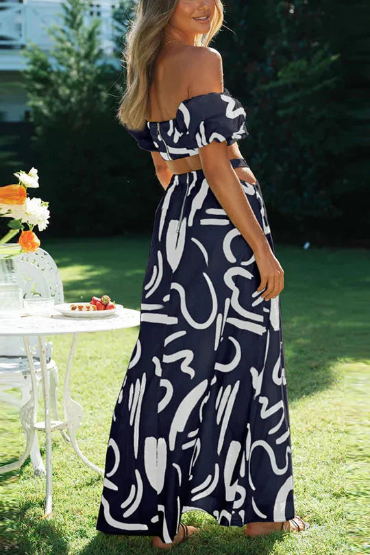 Ensemble assorti composé d'un top imprimé à épaules découvertes et d'une jupe longue avec découpes et poches, parfait pour un look d'été cool et à la mode.