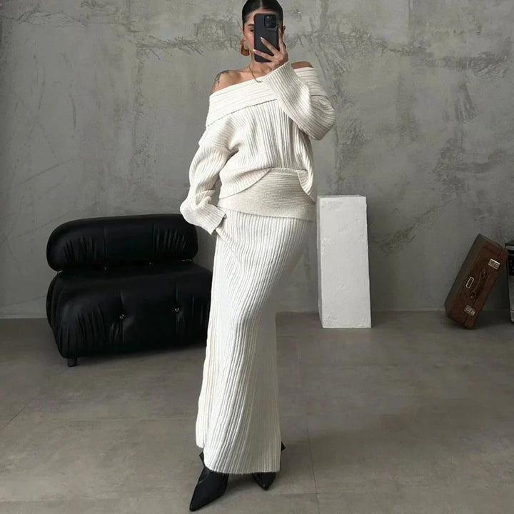 Ensemble élégant composé d'un pull à épaulettes et d'une jupe en maille près du corps, parfait pour un look sophistiqué et féminin.