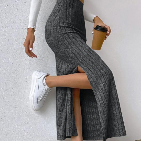 Jupe en maille avec fente latérale confortable et raffinée, idéale pour un look décontracté et moderne