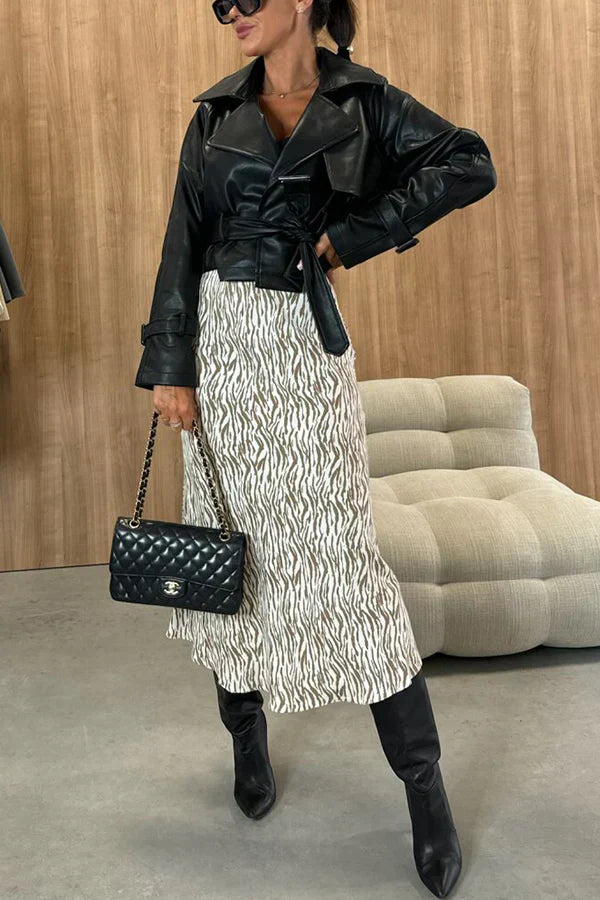 Jupe minceur à taille haute avec un imprimé animalier chic et audacieux, parfaite pour un look audacieux et à la mode.