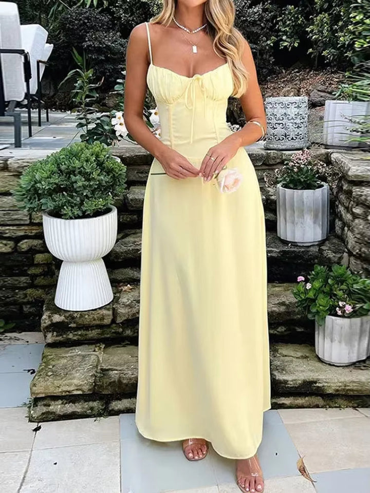 Robe longue pour femme avec décolleté en cœur et fines bretelles en jaune pastel - Liora