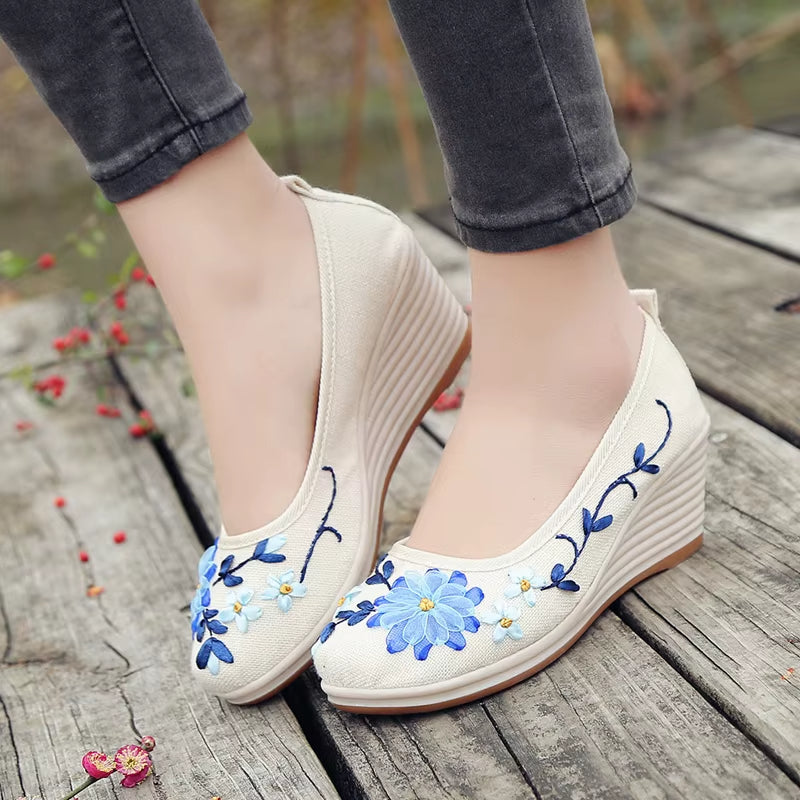 Chaussures compensées pour femmes avec broderie florale faite à la main - Amelia